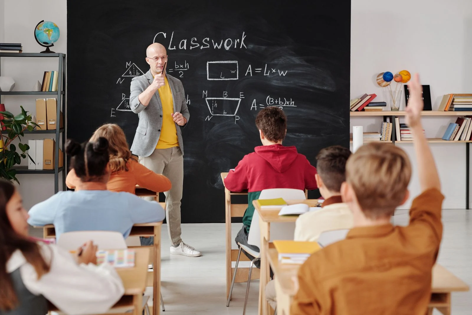 Kegiatan belajar di ruang kelas — foto stok ilustratif, bukan kegiatan atau personel Pelita Sesama